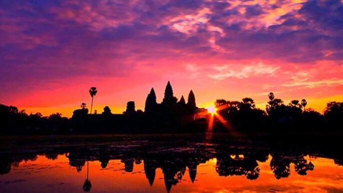 Visit Angkor Wat at Uncrowded time