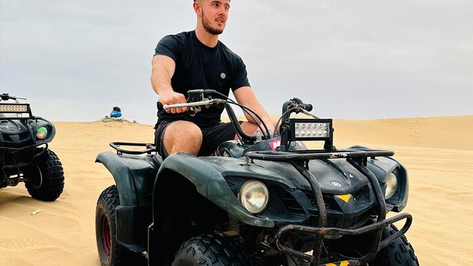 Abu Dhabi: 4x4 Desert Safari and Sandboarding.