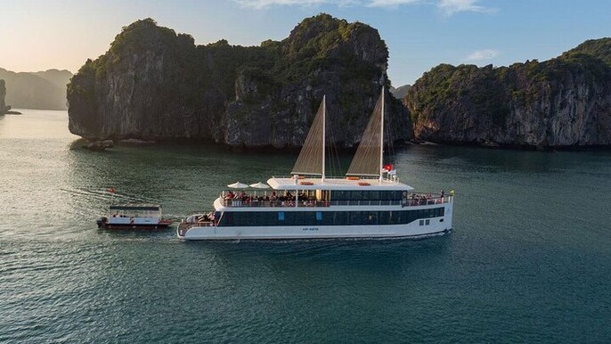 Private Transfer on Expressway & Luxury Cruise 07 Hours on Bay