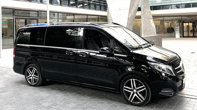 Airport Transfer: Mumbai Airport BOM to Mumbai by Business Car
