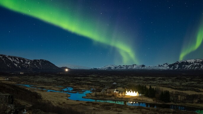 Northern Lights: Guided Bus Transfer & Tour