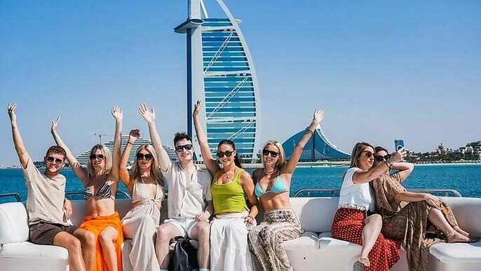 Shared Yacht Cruise Tour in Dubai Marina with Food andSightseeing