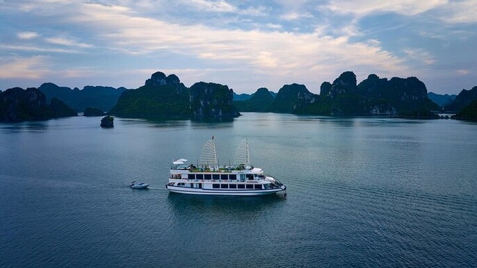 Halong Bay Day Tour By 5-Star Cruise, Buffet, Caves, Pool & Kayak