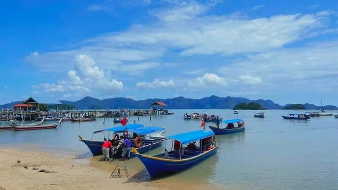 Shared Langkawi Island Hopping Tour Including Dayang Bunting Lake