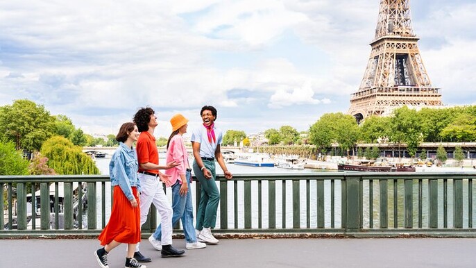 Paris Private Tour: Highlights, Top Quarters & Eiffel Tower