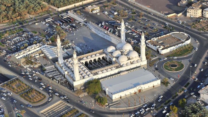 Discover Al Madinah! Explore the city's mosques, battle sites, mount Uhud, and farms.