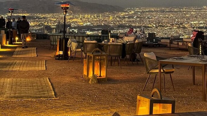 Tour in Al-Maghislah neighborhood and Jabal Ayr in Medina