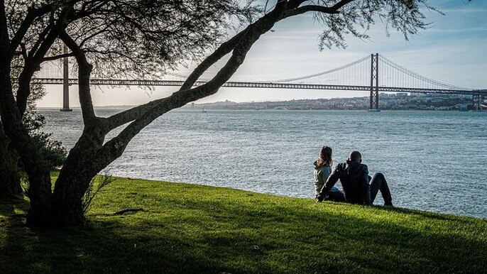 Private Tour - Discover Cacilhas with a Photographer