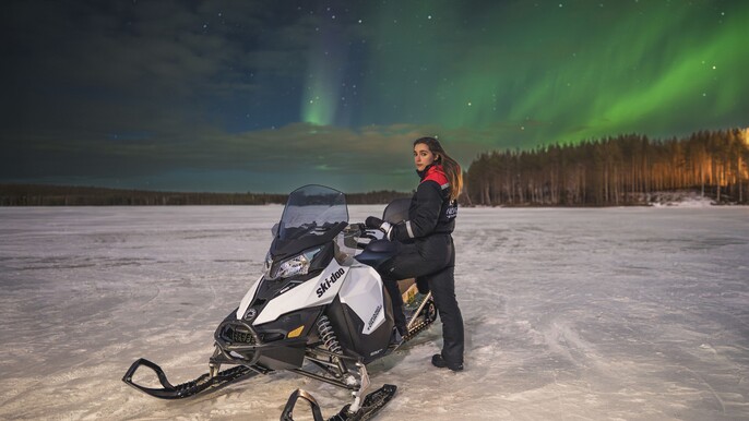 Northern Lights Snowmobile Hunt