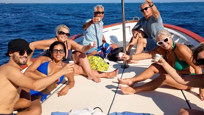 Capri: Scenic Boat Tour with Swimming, Limoncello & Snack
