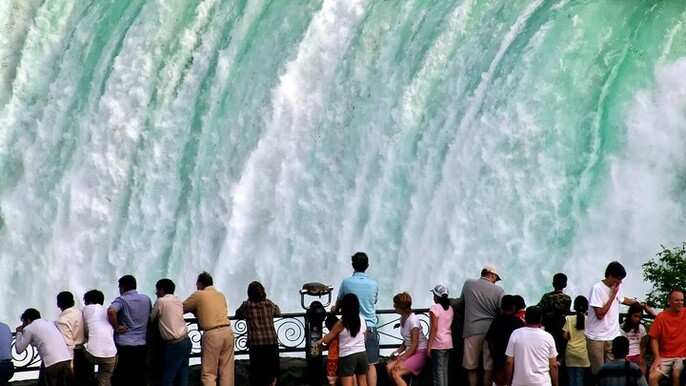 Luxury Niagara Falls Day Trip from Toronto with Cruise and Lunch