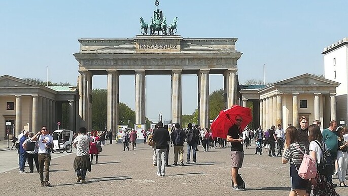 Private Walking Sightseeing Local Berlin Tour Guides up 15 Person