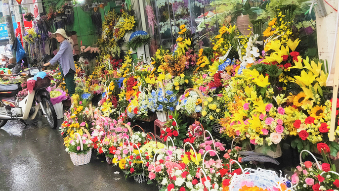 Private Saigon Evening Street food tour with seafood