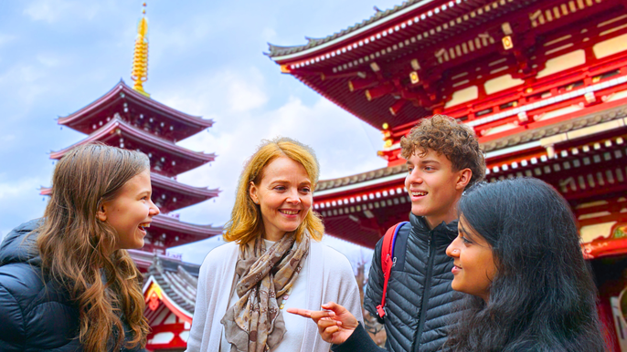 Tokyo: Asakusa Temple & Shrine Walking Tour with Local Guide