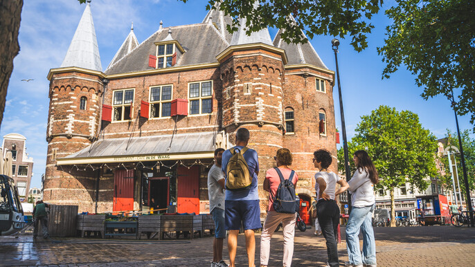 Amsterdam walking tour with canal cruise (unlimited drinks)