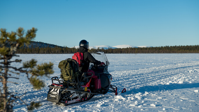 Snowmobile safari to a wilderness lake (100km) - private group