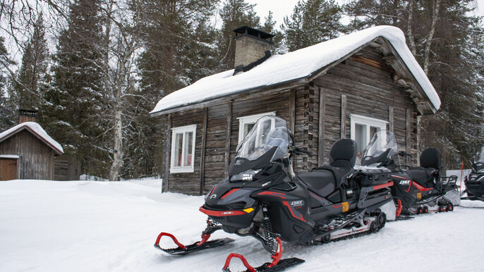 Private fast and easy snowmobile safari