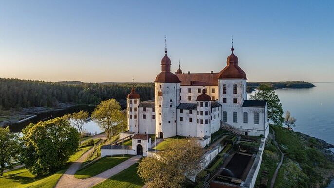 Private Day Trip from Gothenburg to Lake Vanern and Lacko Castle