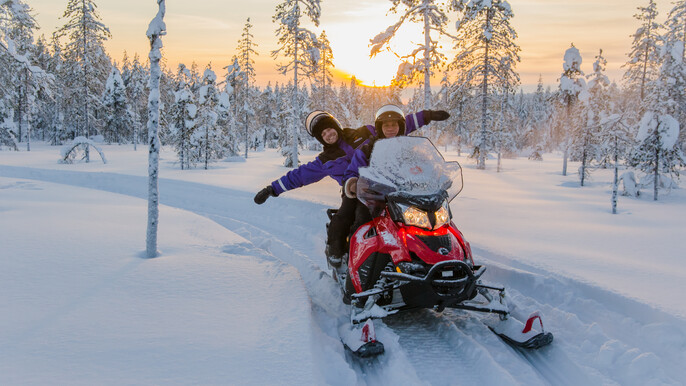 Winter Escape – Snowmobile safari and campfire