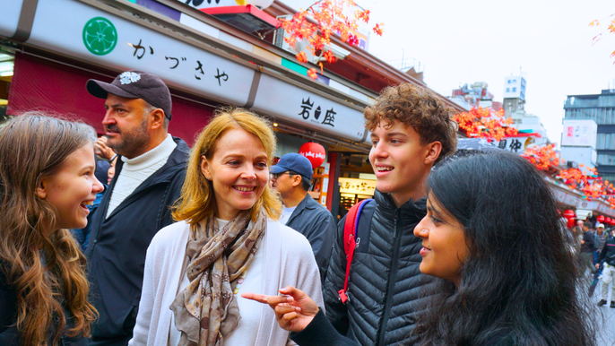 Tokyo: Asakusa Temple & Shrine Walking Tour with Local Guide