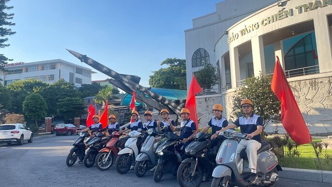 Hanoi Sightseeing & Food Tour by Scooter with Train Street