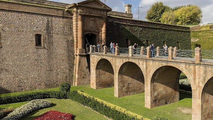 Montjuic Castle & Old Town Tour with Scenic Cable Car Ride