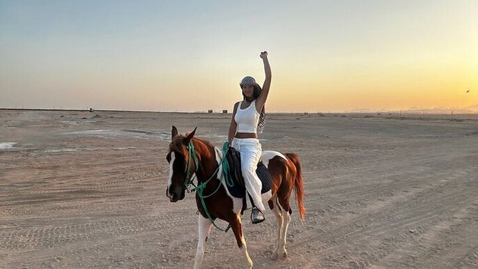 Sunrise Horse Riding 2H Beach and Desert with Transfer : Hurghada