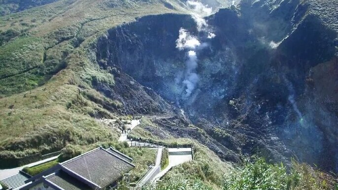 Beitou Hot Springs & Yangmingshan with Yehliu Geopark Day Tour