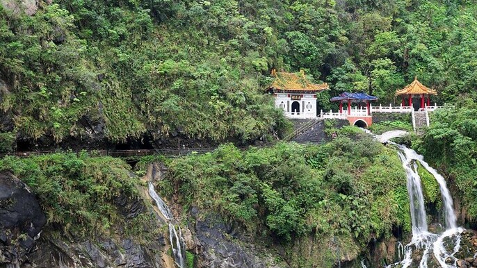 Taroko Gorge, Qingshui Cliffs & Qixingtan Beach Tour from Hualien