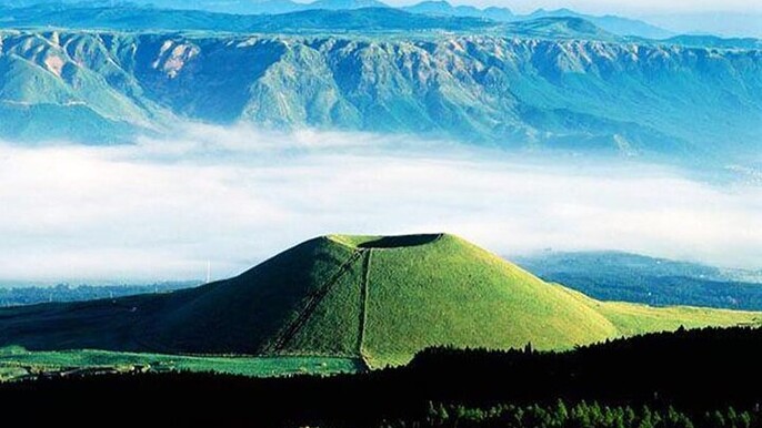 Kumamoto Castle Kusasenrigahama and Mount Aso tour from Fukuoka