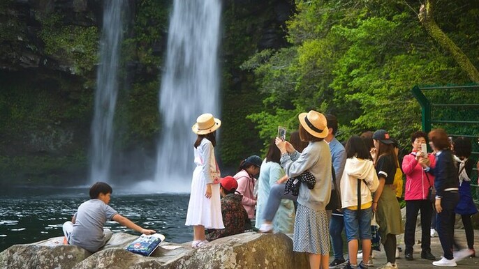 Eoseungsaengak Trail, Osulloc, Oedolgae & Cheonjiyeon Day Tour