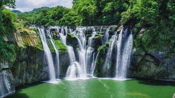 Yehliu, Jiufen & Shifen Taiwans North Coast Day / Night Tour