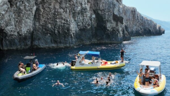 Boat trip at Grama Bay