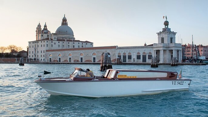 Small-Group Transfer from City Center to Airport in Venice