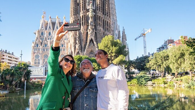 Sagrada Familia guided tour with Skip the line ticket