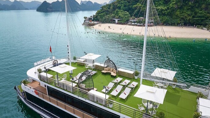 Halong Bay Luxury Day Tour: Buffet Lunch, Kayaking & Jacuzzi