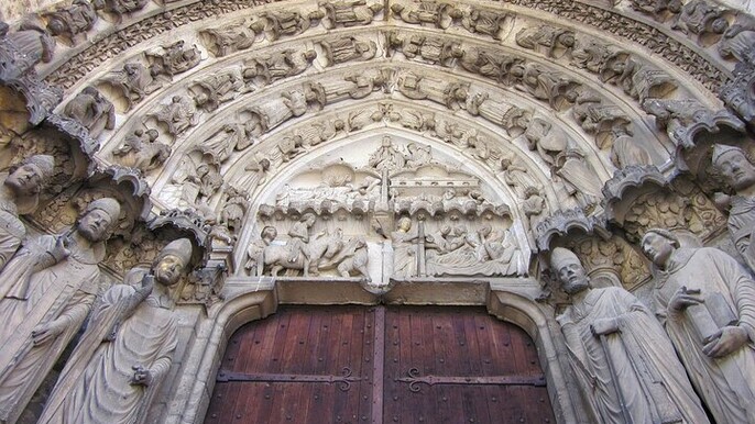 Chartres walk of Cathedral Churches and World War Heros with App