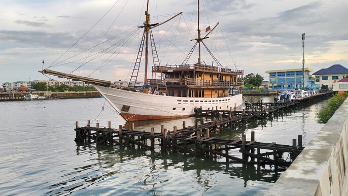 Jakarta : Old Town Heritage Tour with Private Yacht Sunset Dinner