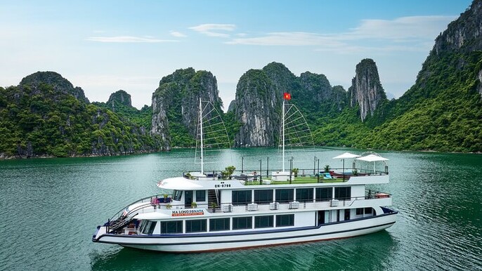 Halong Bay Day Cruise from Hanoi: Buffet, Jacuzzi & Scenic Views