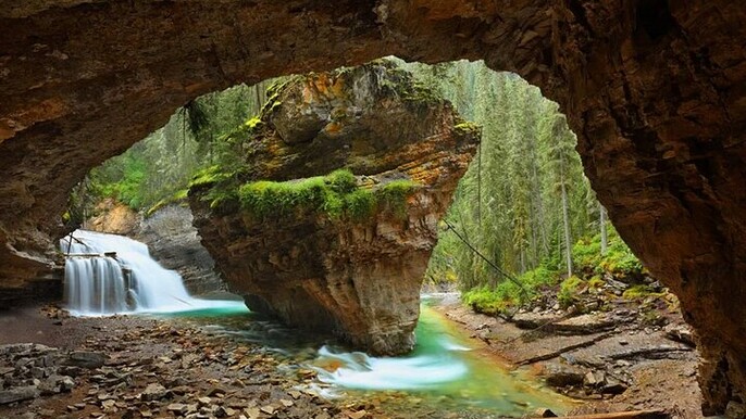 Private Tour to Johnson Canyon, Moraine, Lake Louise and Emerald