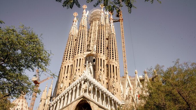 Explore Montserrat and La Sagrada Familia in one day