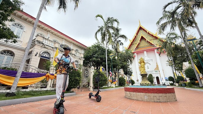 Bangkok: Guided E-Scooter Tour to Temples and Riverside
