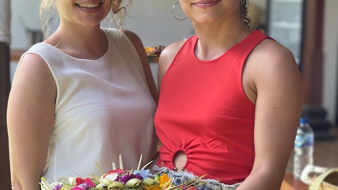 Ubud: Balinese Making Offering