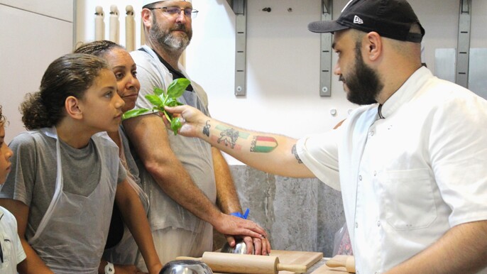 Lezione sulla pasta fresca all'uovo e ravioli in un ristorante storico