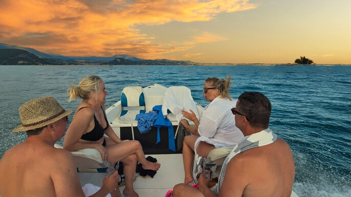 Sunset boat cruise with wine aperitif from Garda