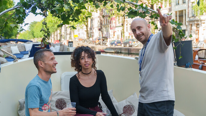 Amsterdam walking tour with canal cruise (unlimited drinks)