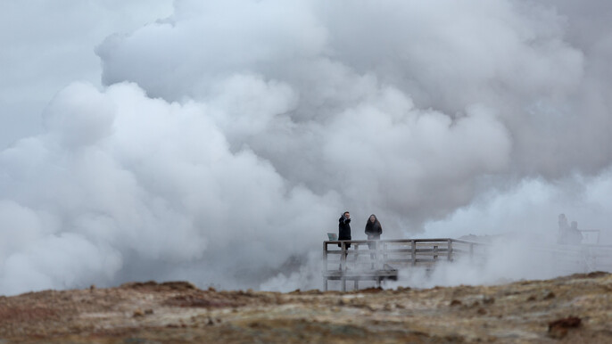 Luxury Reykjanes Peninsula: Private Volcano & Coastline Tour with Grindavík Lunch