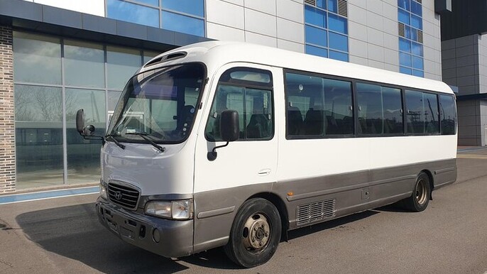 Turistic vehicules for rent with driver.
