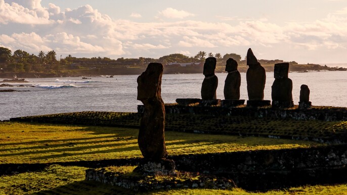 The route to the white-eyed moai - Group Tour
