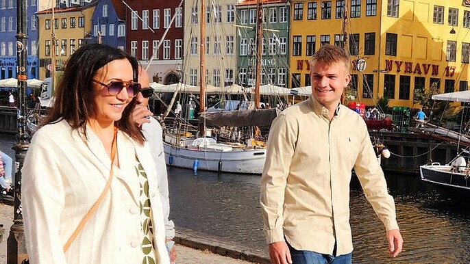 Small group walking tour with coffee, cake & culture